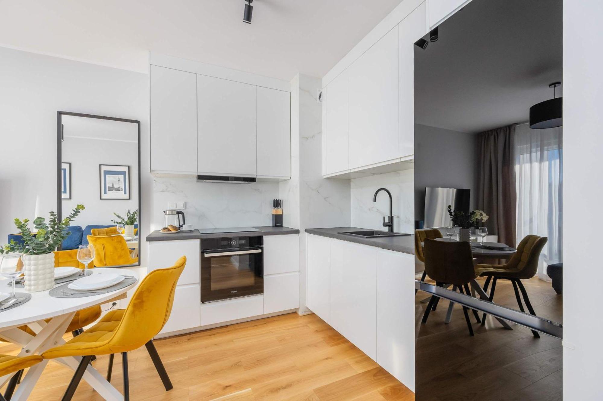 Elegant In With Parking And Desk For Remote Work By Renters Apartament