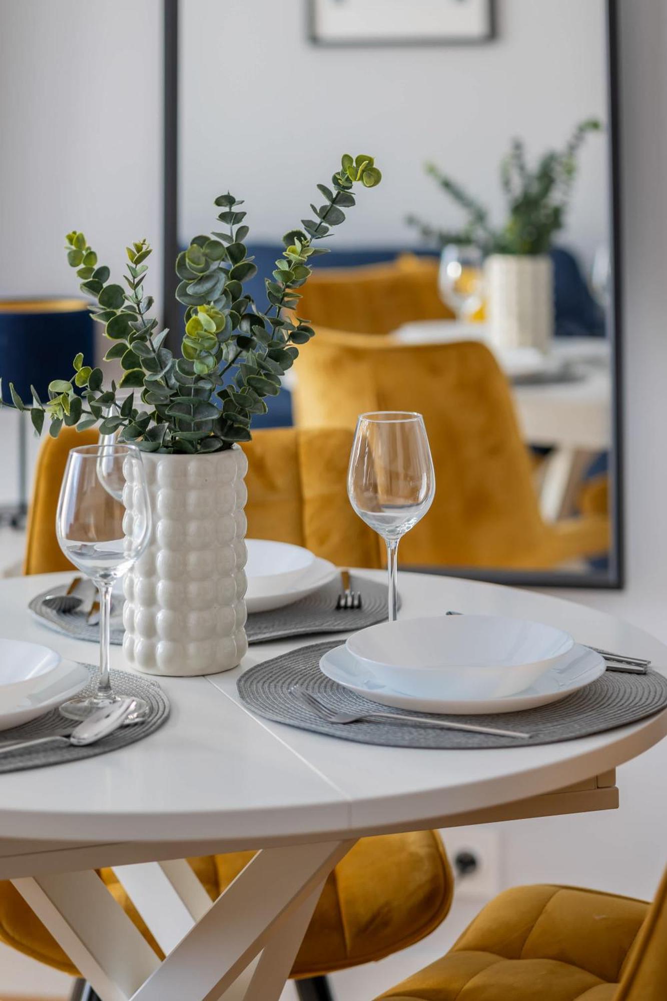 Elegant In With Parking And Desk For Remote Work By Renters Apartament *