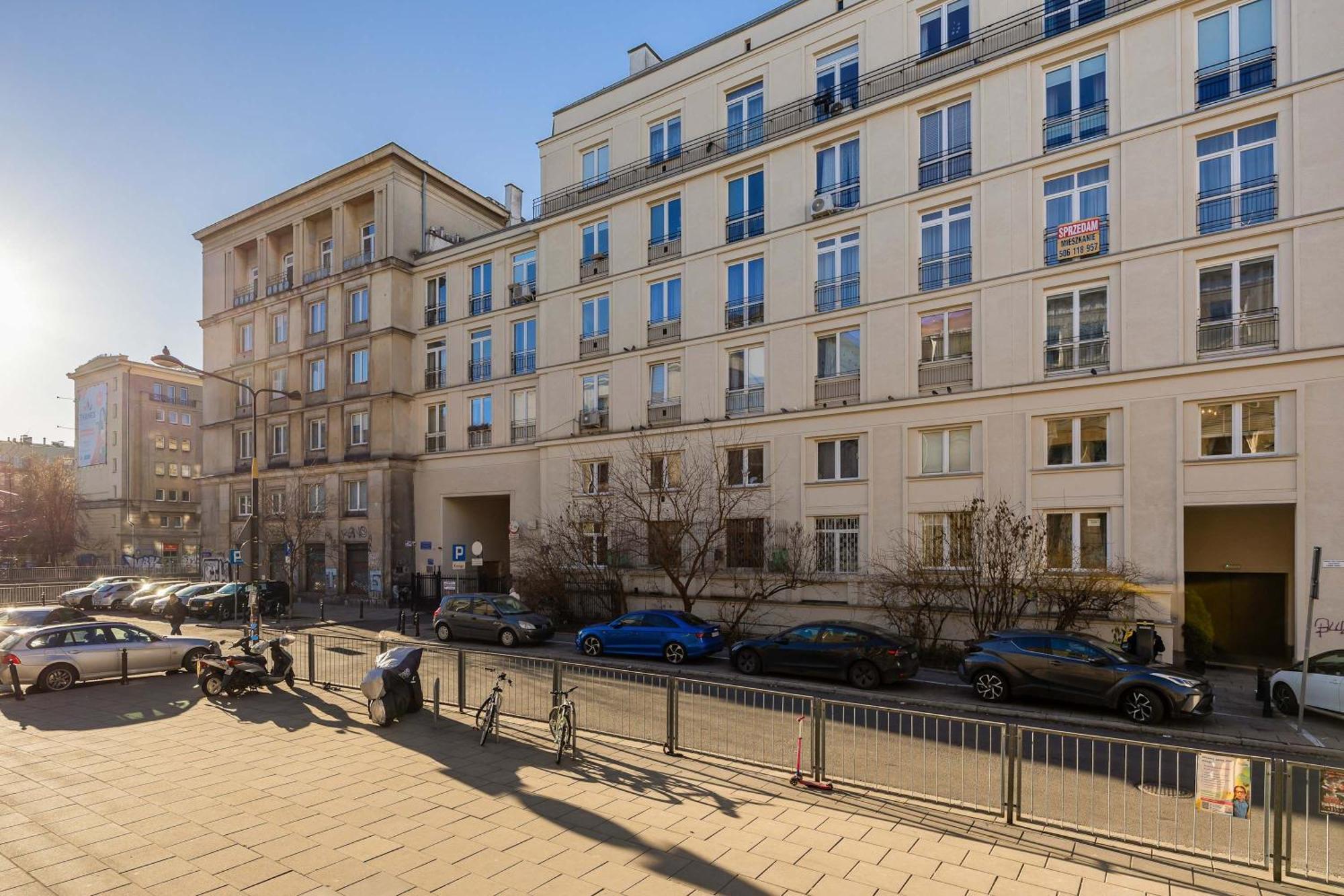 Beautiful Parking By Renters Prestige Apartment Warsaw