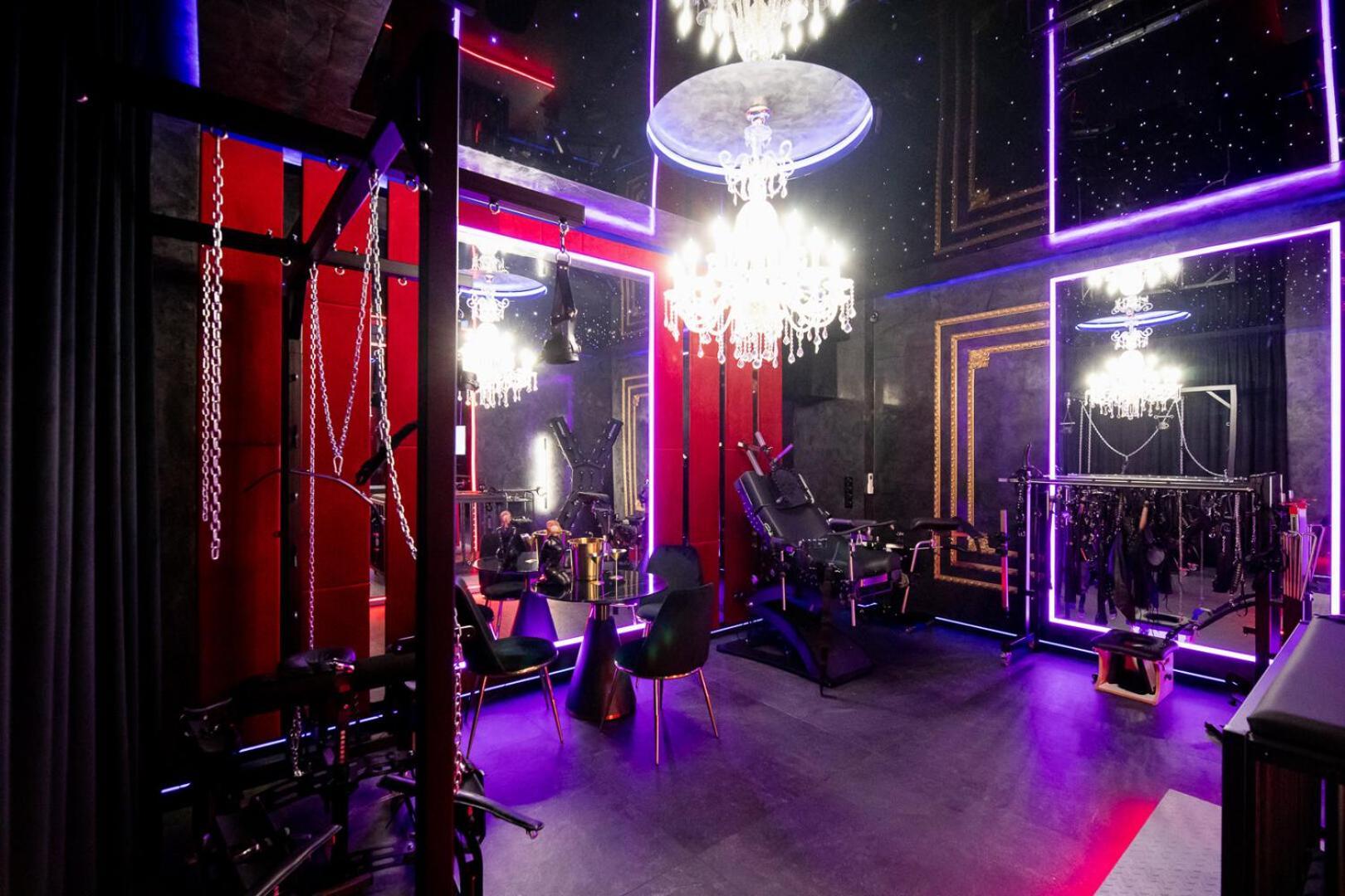 Apartment No Limits House - Bdsm Red Desire