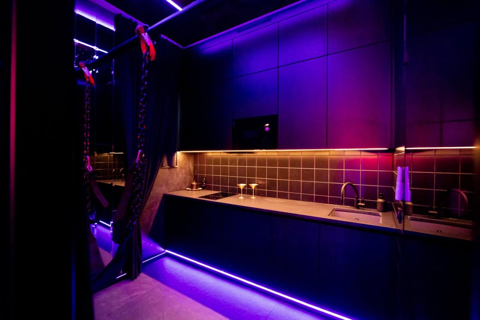 Apartment No Limits House - Bdsm Red Desire