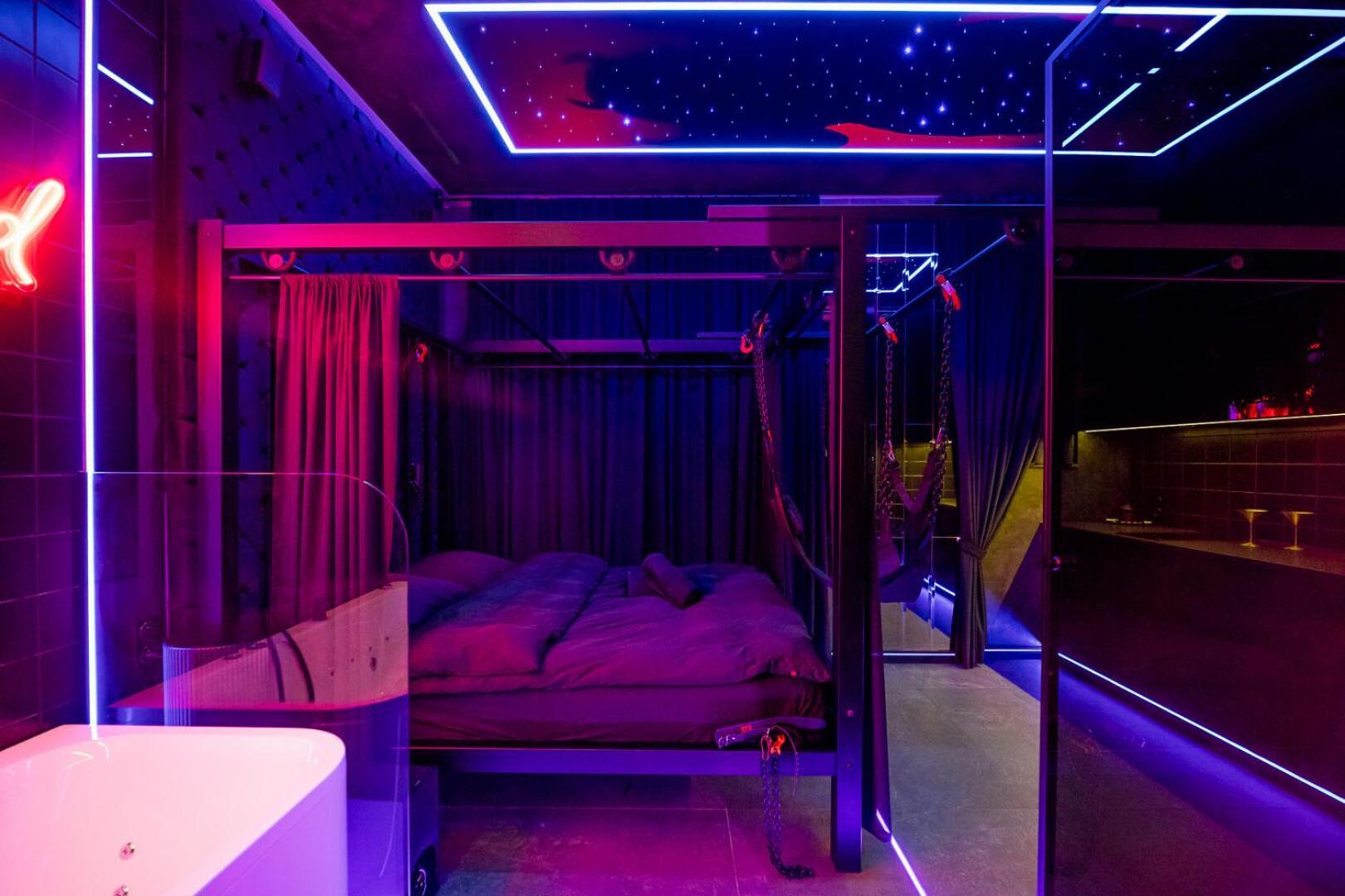 No Limits House - Bdsm Red Desire *
