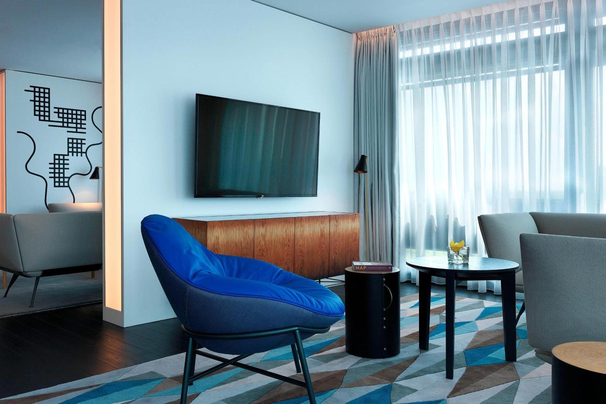 Renaissance Airport Hotel