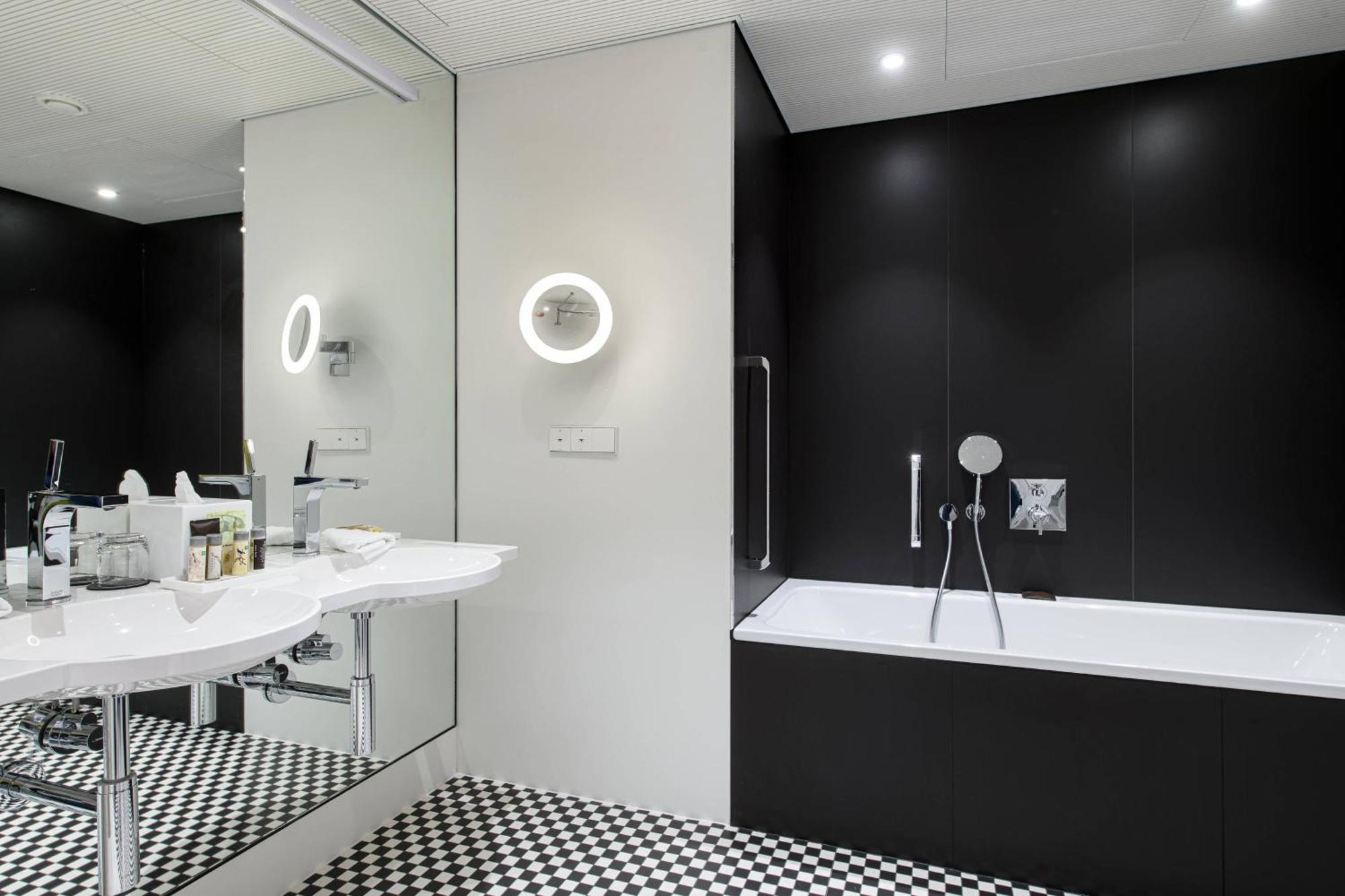 Hotel Renaissance Airport 5*