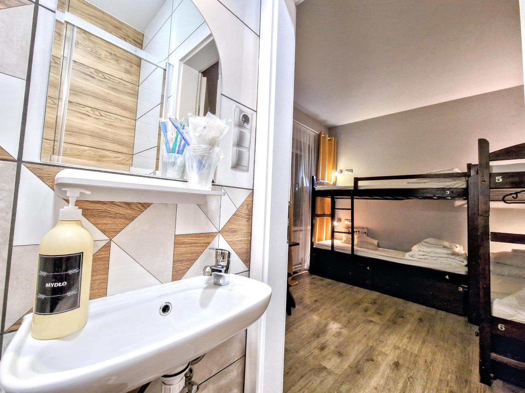 Helvetia - Private In Center And Old Town Hostel
