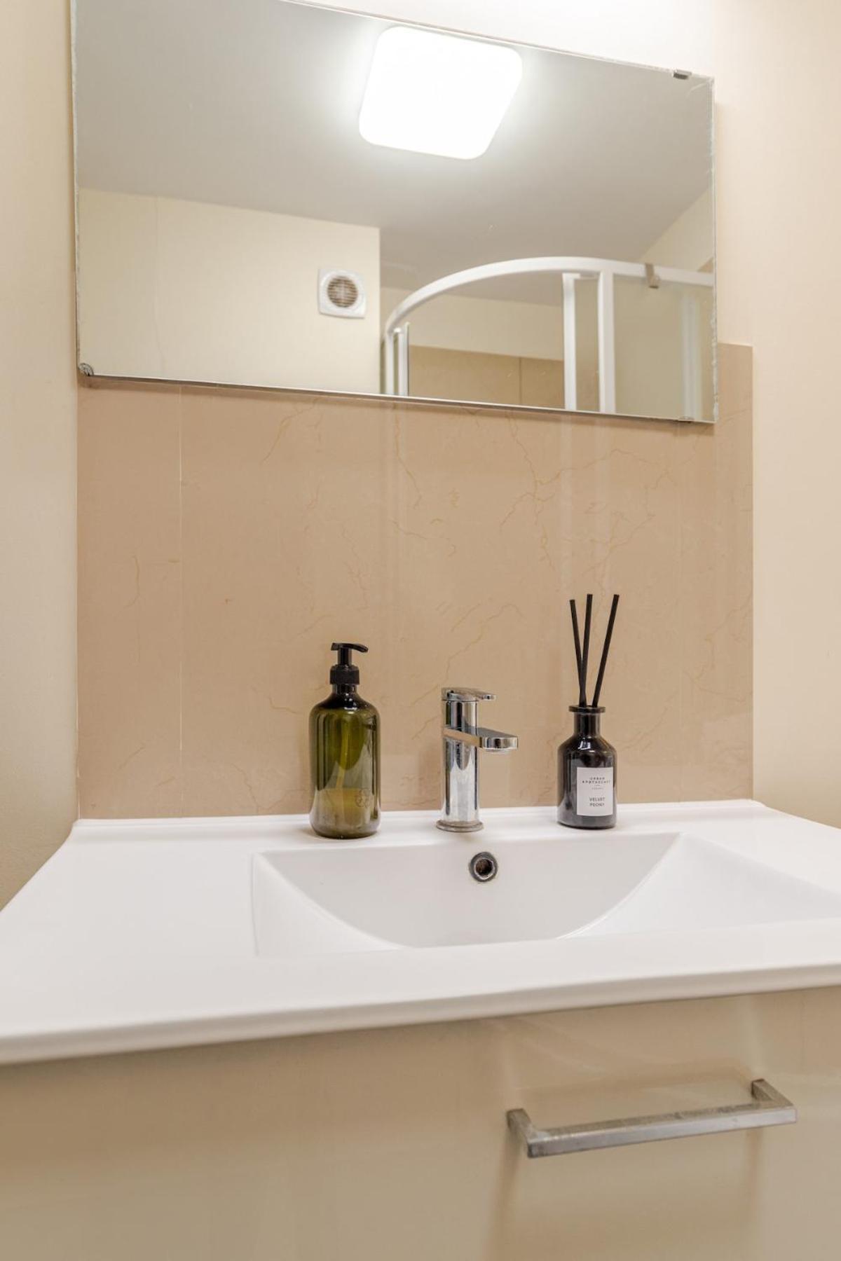 Varsovian Chic - Stylish 2br In Center With Balcony & Views Apartament Warszawa