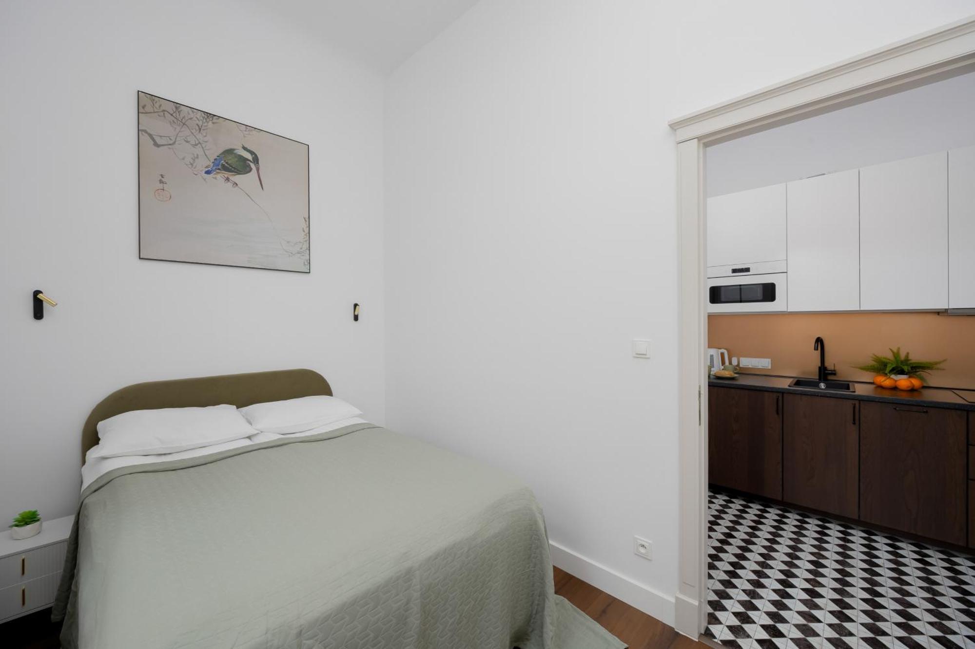 Heart Of The Old Town Royal By Renters Apartment