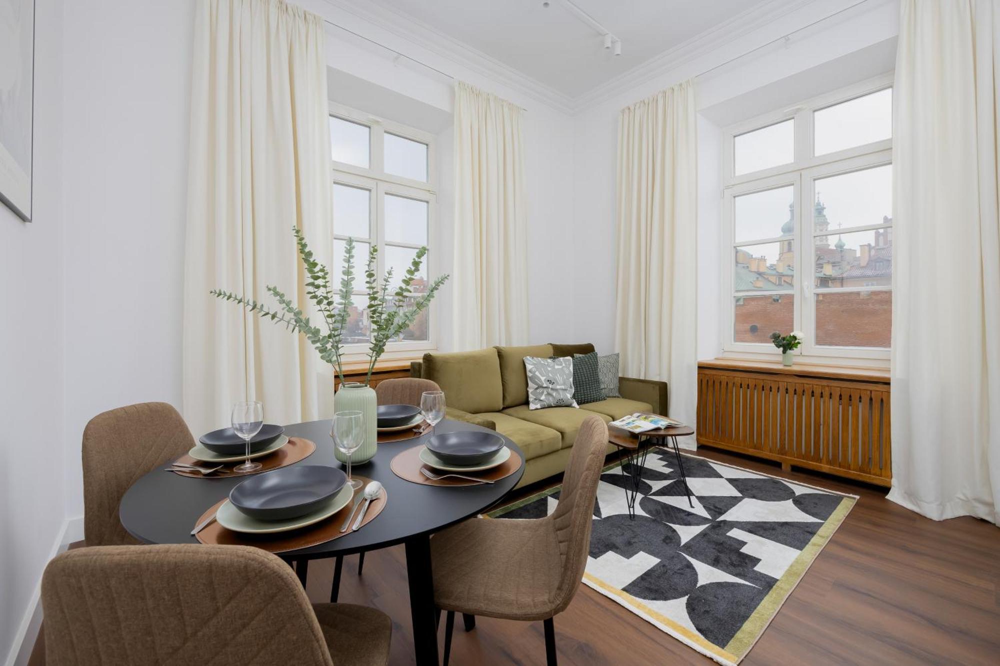 Heart Of The Old Town Royal By Renters Apartment