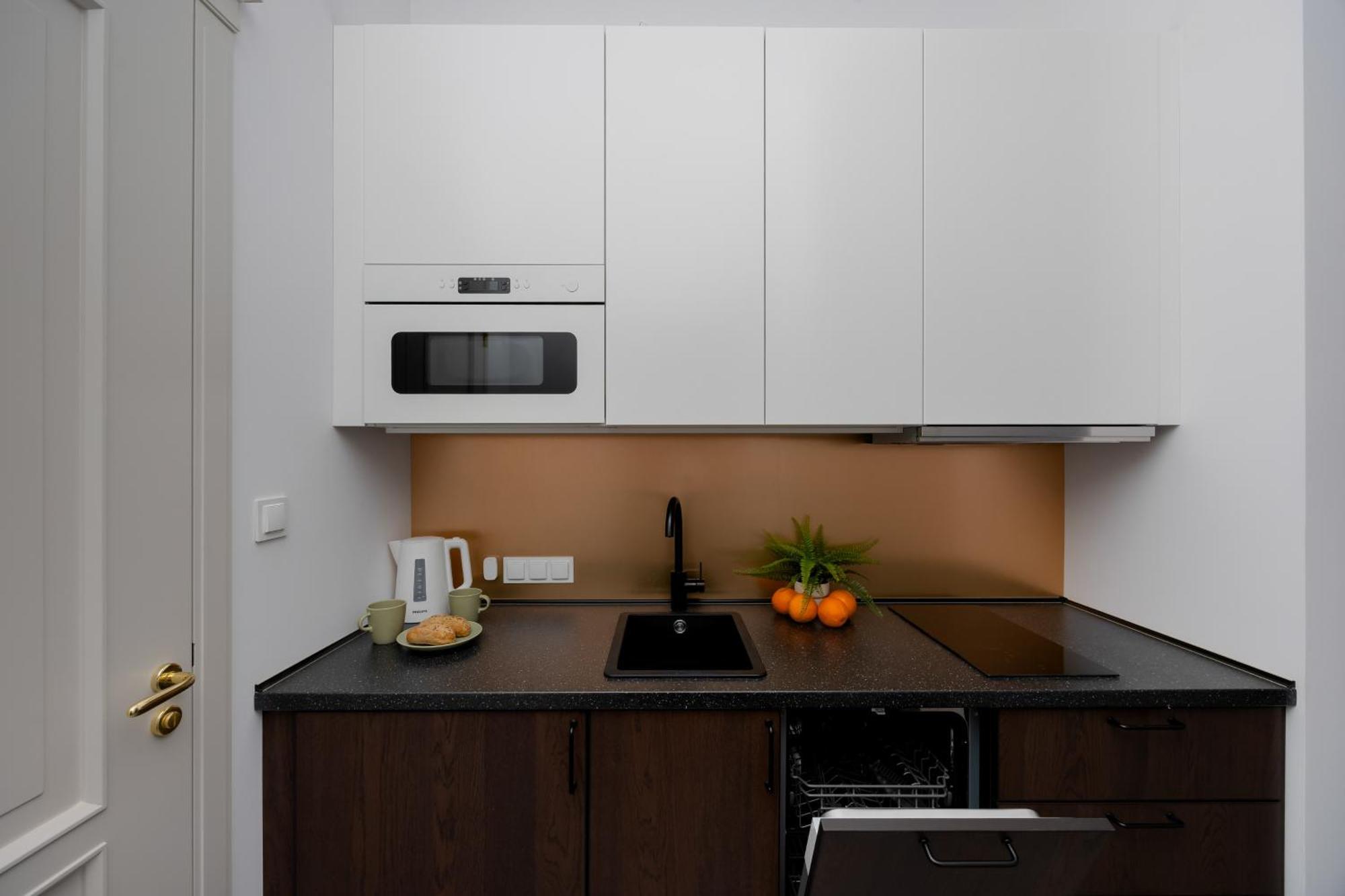 Heart Of The Old Town Royal By Renters Apartment