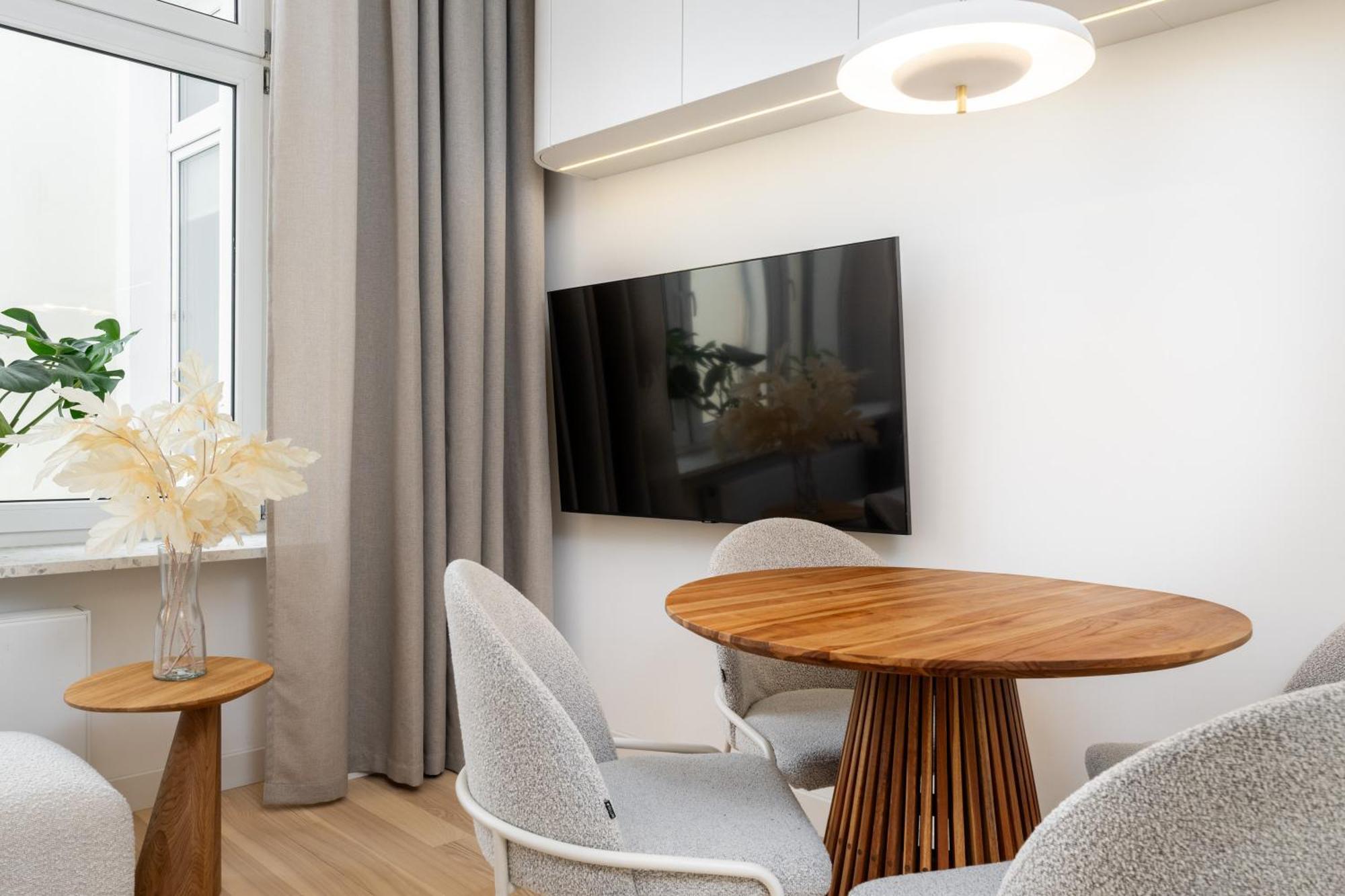 The Champagne Center Hoza Premium Apartment Warsaw