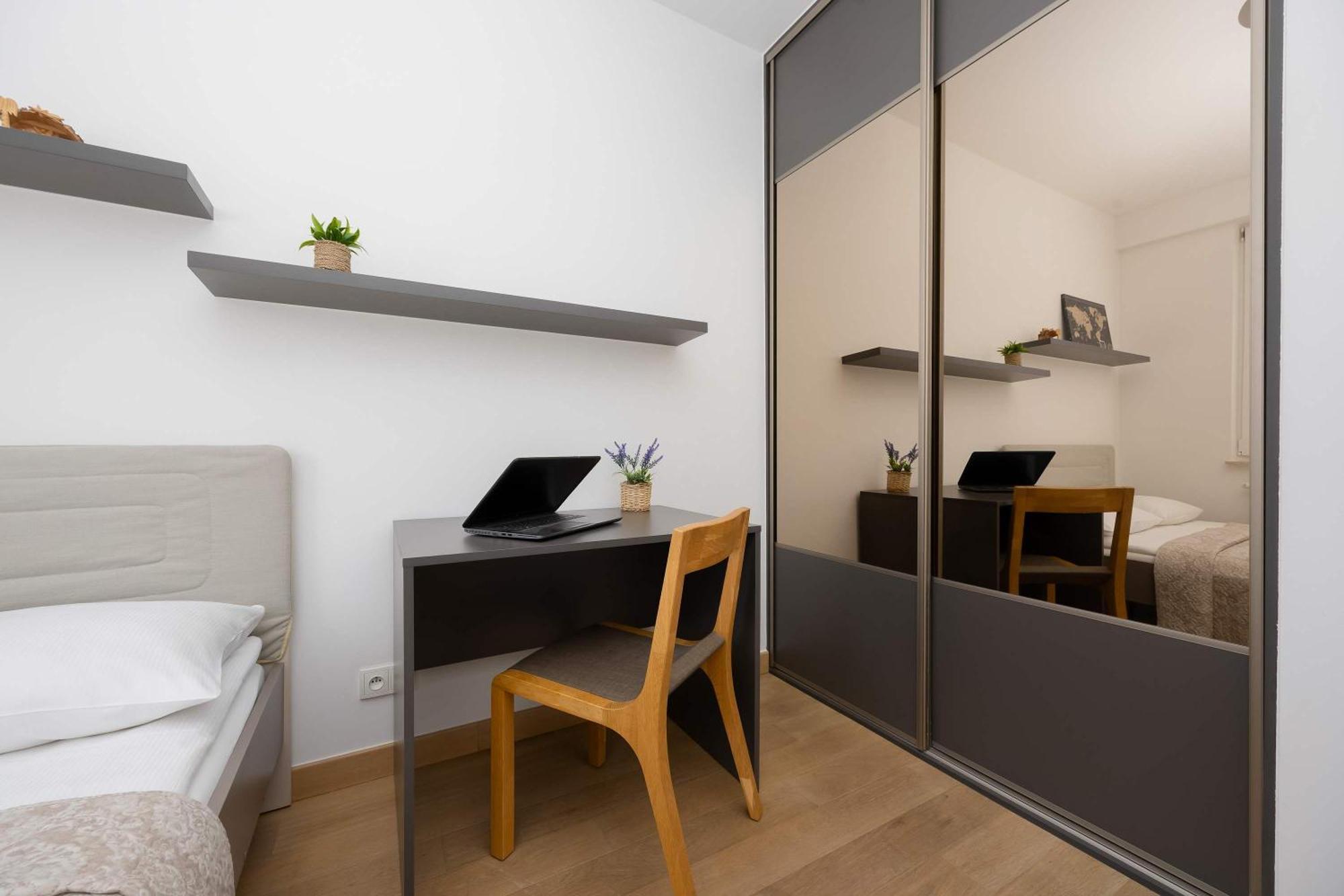 Spacious With Parking And Garden By Renters *
