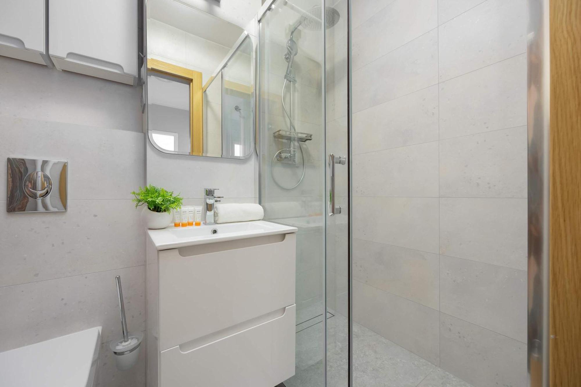 Apartment Bright With Air Conditioning In The Capital By Renters