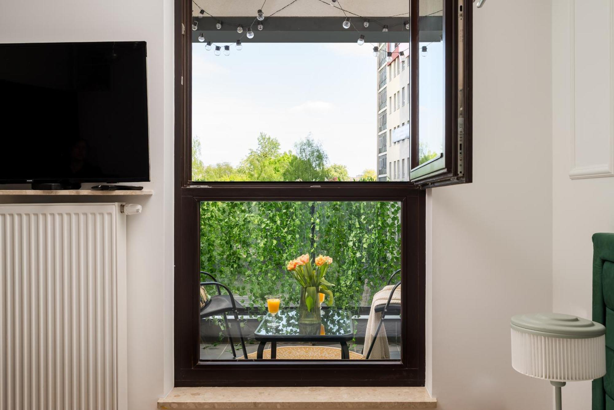 Urban Gem With Private Parking, Relaxing Balcony At Metro Station, Only 10 Min To Centre Apartment Warsaw
