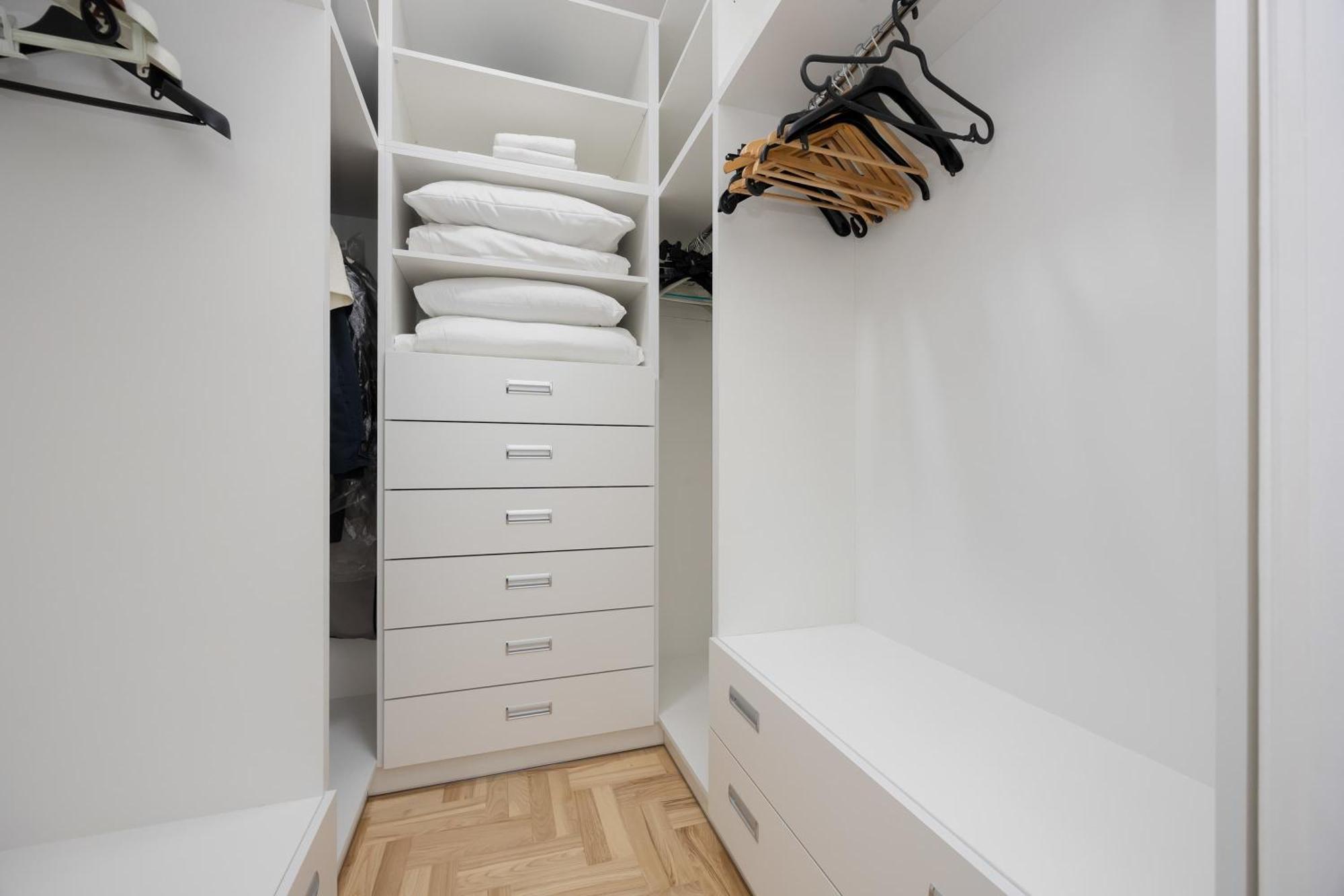 Apartment Spacious With 4 Bedrooms And Parking In Warsaw's Ochota By Nolegi Renters