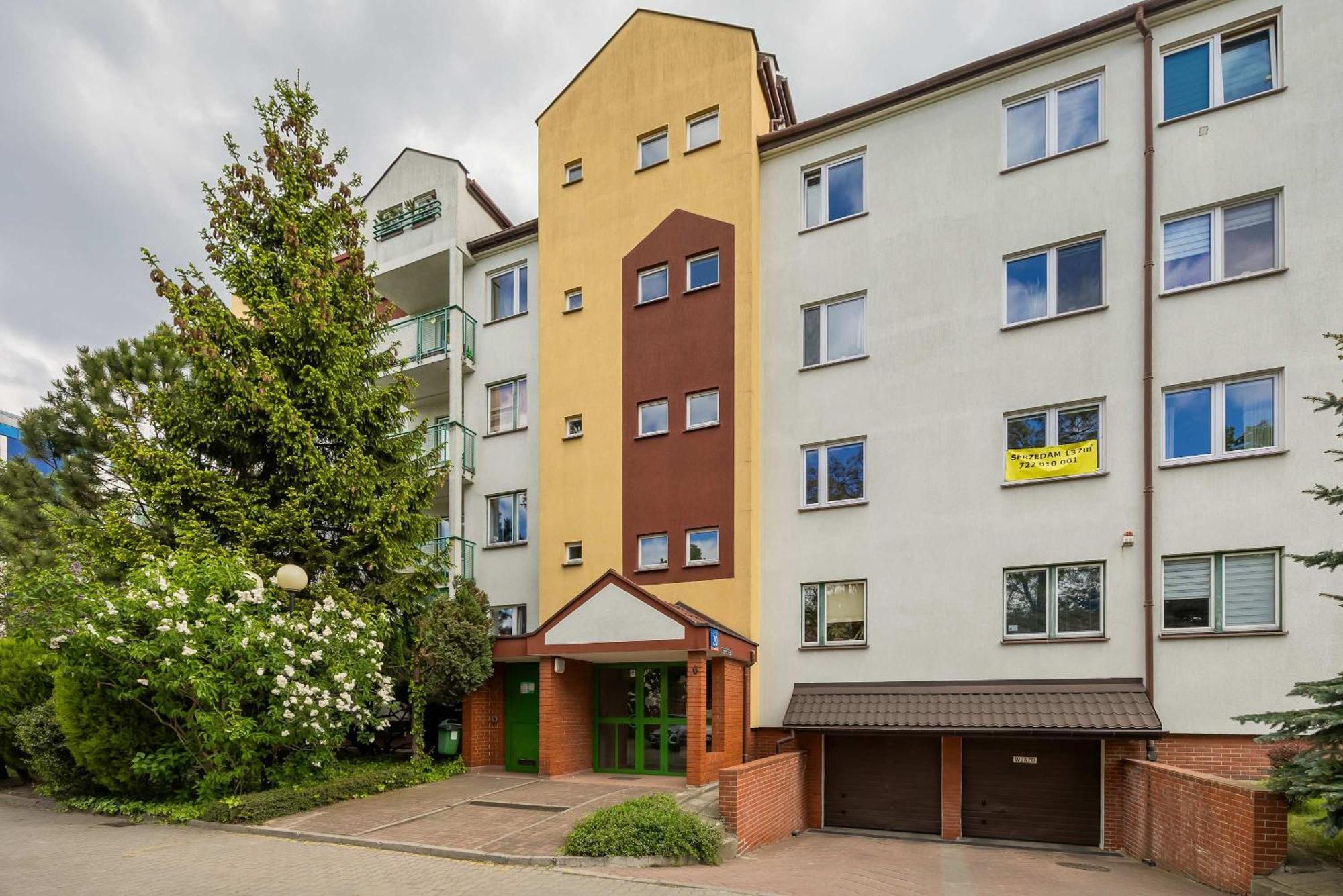Spacious With 4 Bedrooms And Parking In Warsaw's Ochota By Nolegi Renters Warsaw