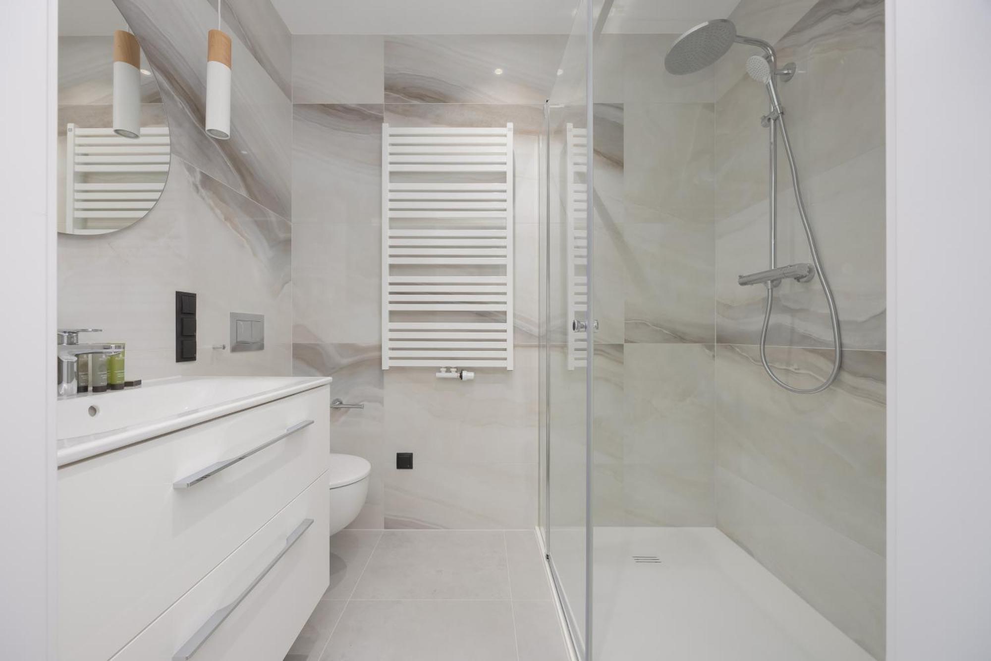 Apartment Luxury Towarowa Towers With Parking And Air Conditioning In Warsaw's Wola District By Renters Prestige *