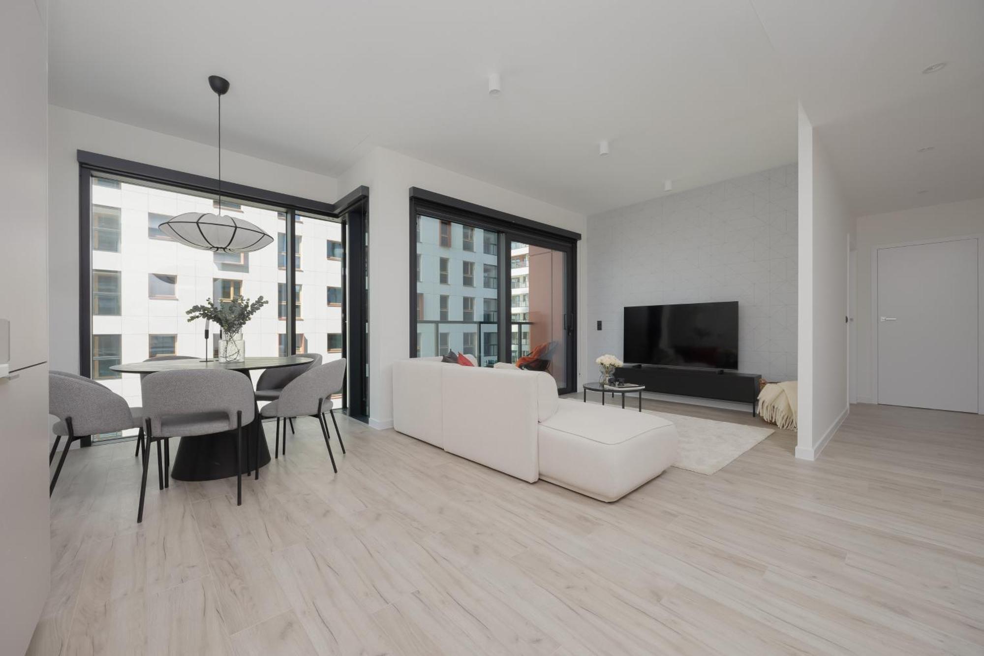 Apartment Luxury Towarowa Towers With Parking And Air Conditioning In Warsaw's Wola District By Renters Prestige *
