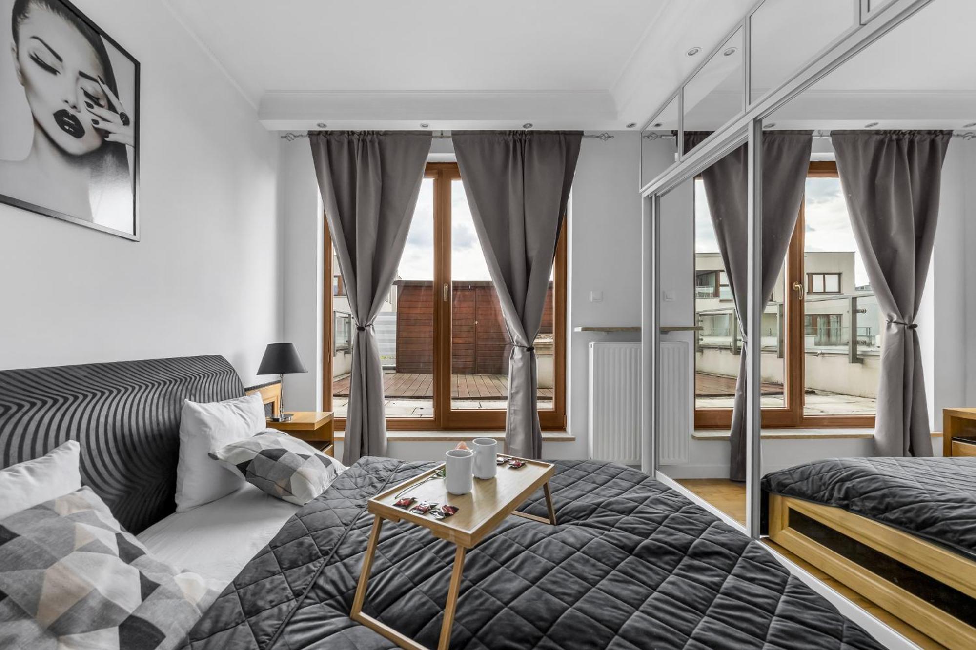Sokratesa Business - 52m2 Terrace, Parking, Metro Nearby - By Rentujemy Apartment