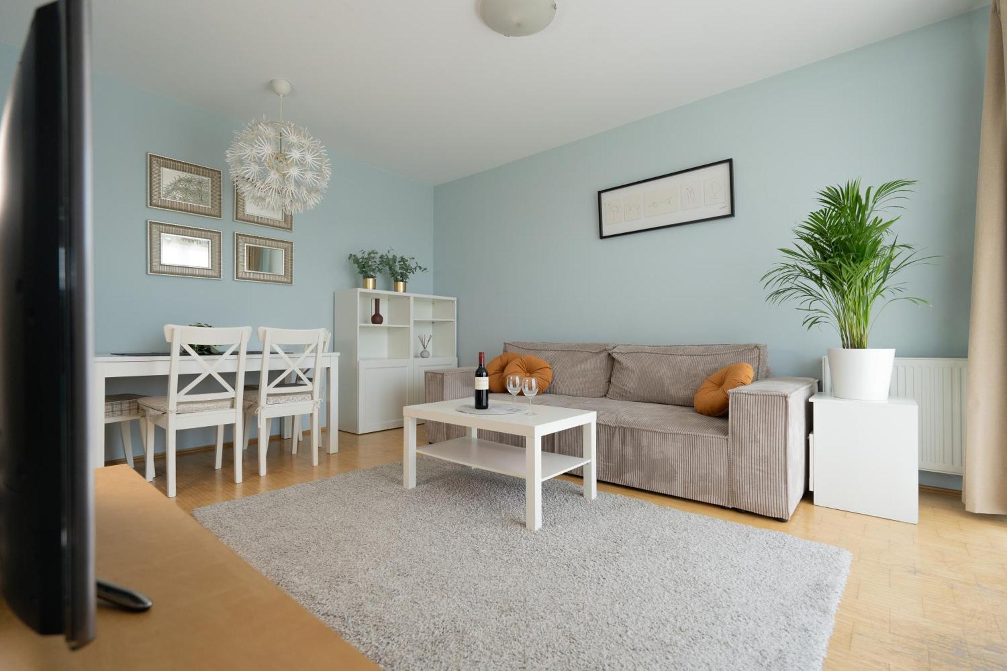 Nutmeg Wola Apartment *