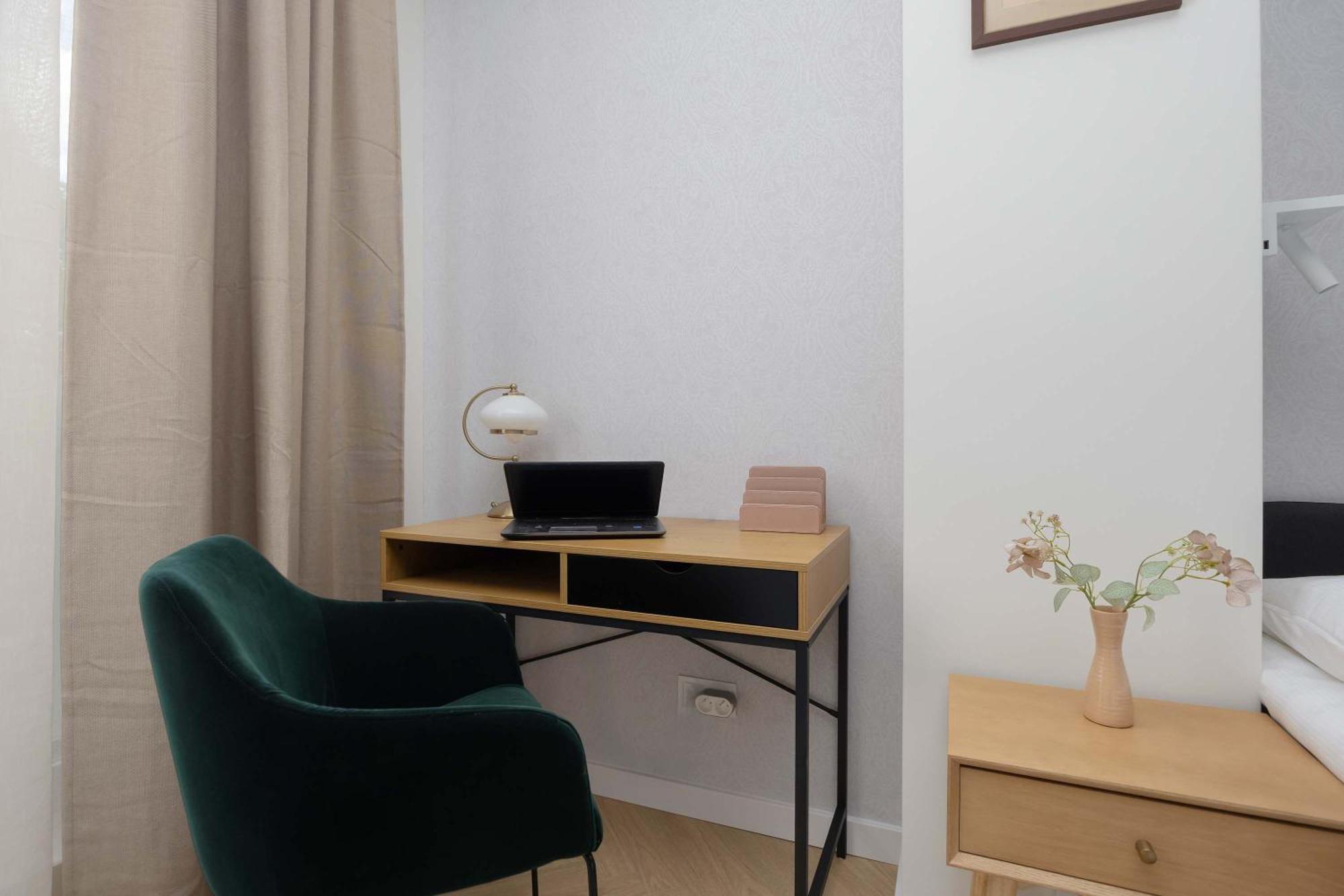 Charming One Bedroom With Air Conditioning In The Capital By Renters Varsóvia