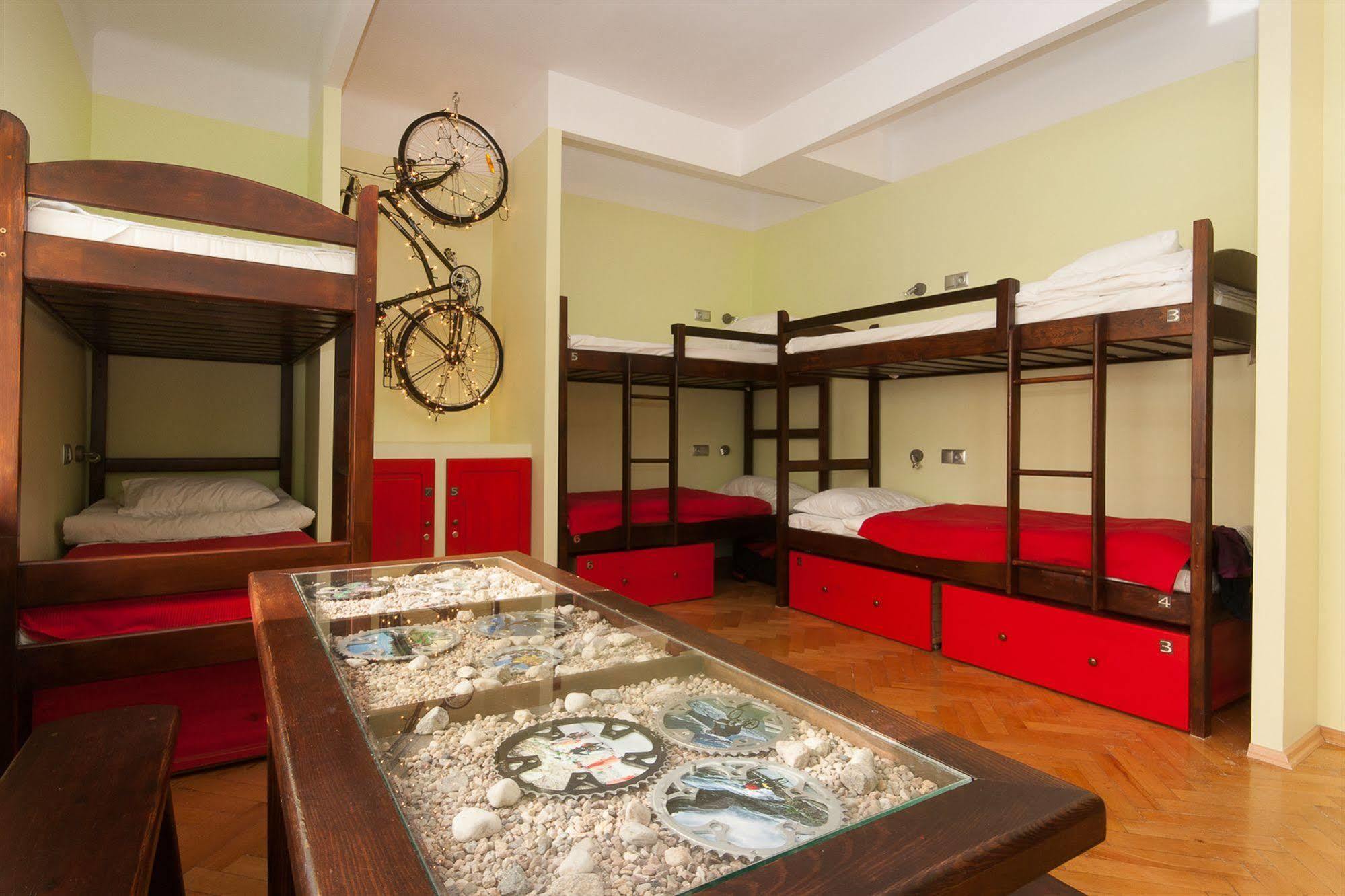 Helvetia - Private In Center And Old Town Hostel