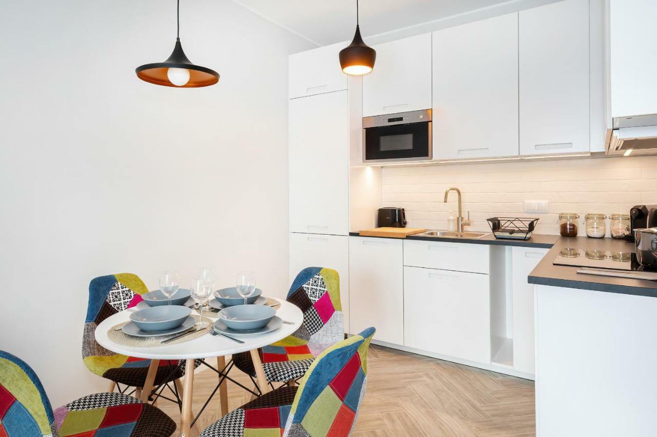 Rondo Wiatraczna By Renters Apartment