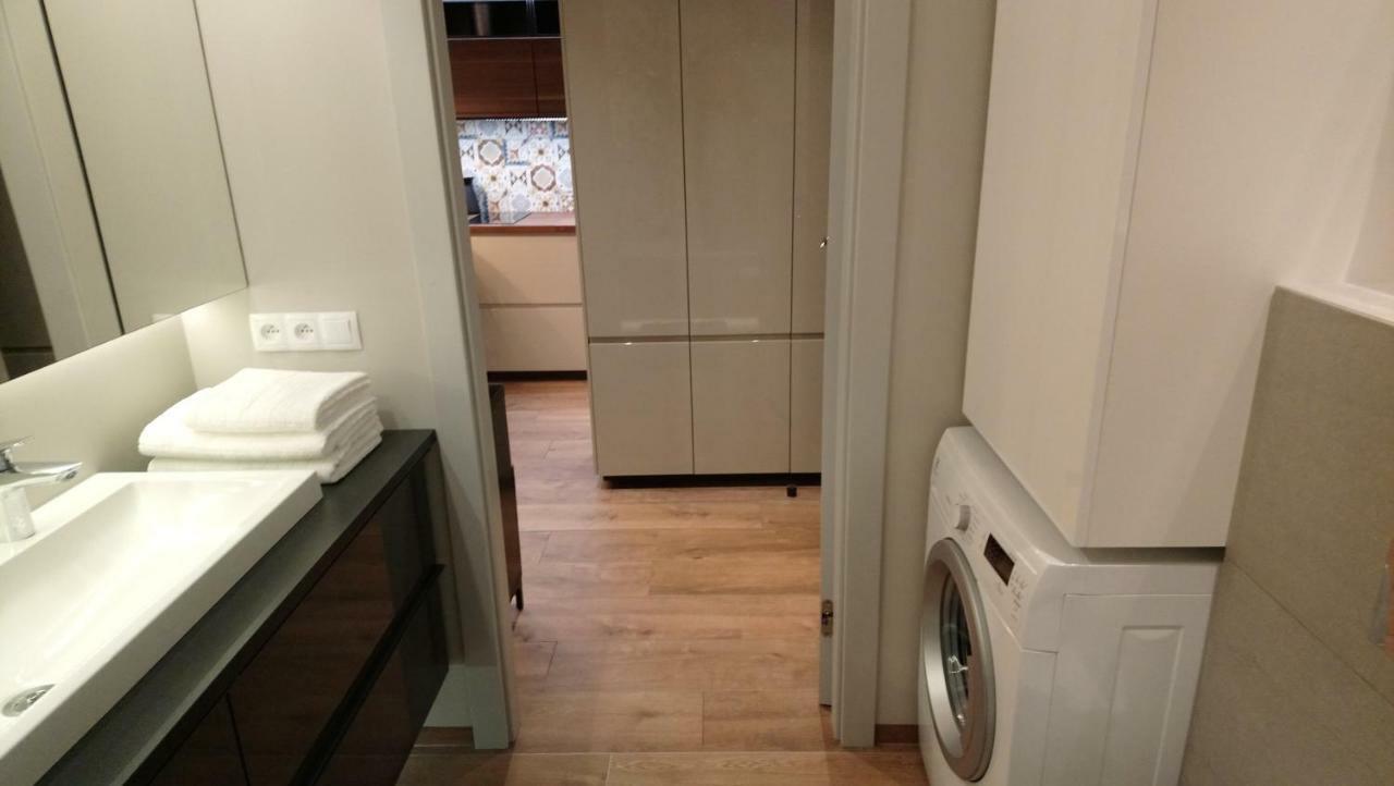 Siedmiogrodzka - Most Handy Location, Aircon & Garage Free Apartment Warschau