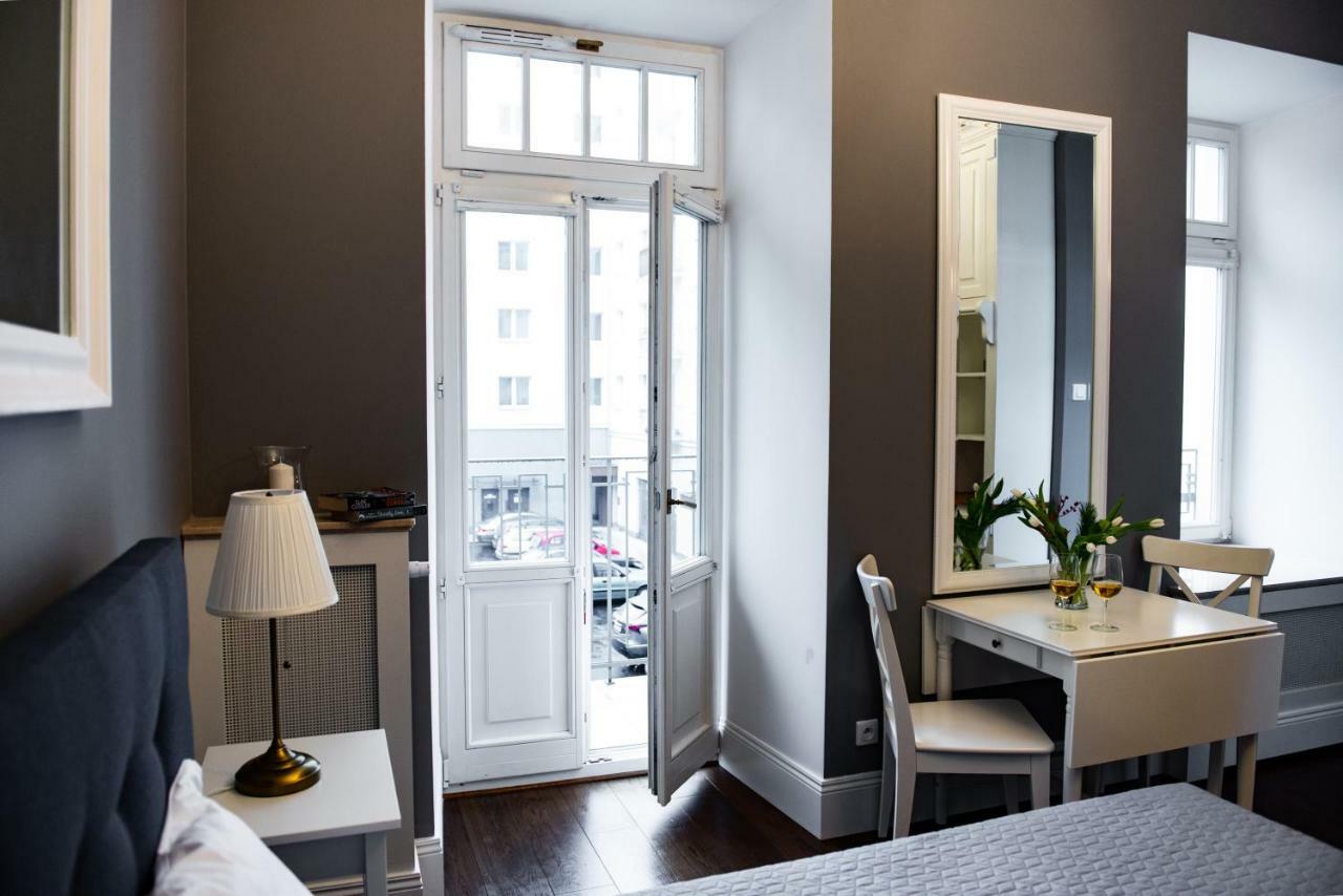 Hoza 50 With A Balcony In Close Center Warsaw