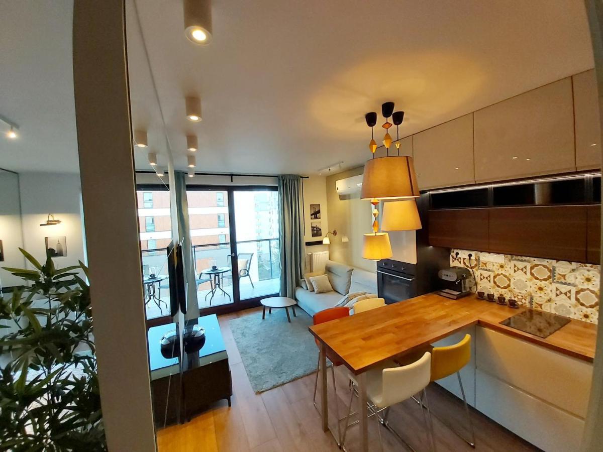 Siedmiogrodzka - Most Handy Location, Aircon & Garage Free Apartment Warschau