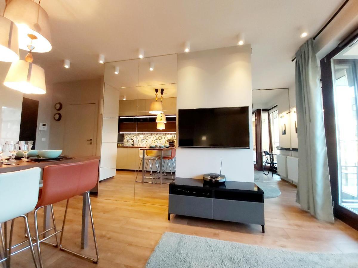 Siedmiogrodzka - Most Handy Location, Aircon & Garage Free Apartment Warschau