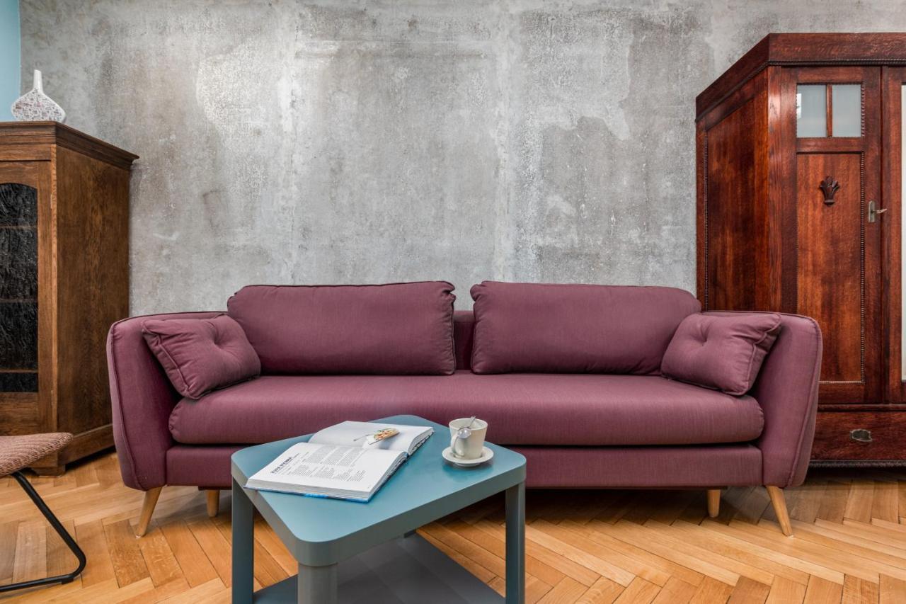 Center By Renters Apartment *